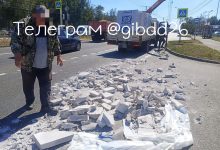 Фото - В Ставрополе грузовик завалил дорогу кирпичами