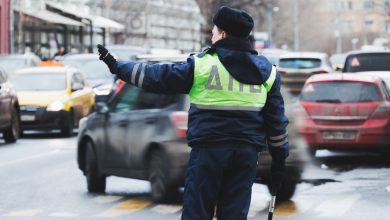 Фото - Baza: в Екатеринбурге полицейские привязали водителя за шею к сиденью машины и избили