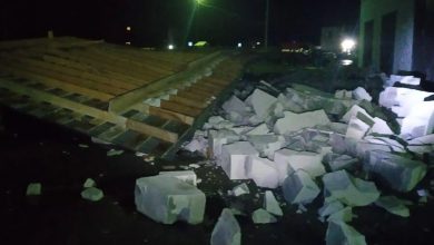 Фото - В Ивановской области сорванная ветром крыша здания упала на автомобили