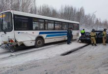 Фото - В Тобольске легковой автомобиль врезался в автобус с пассажирами