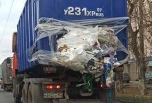 Фото - Водитель мусоровоза пленкой примотал к машине не поместившийся мусор